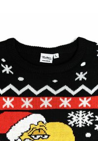 Schwarzer Strickpullover mit rundem Ausschnitt, weißen Schneeflocken- und Zickzackmustern, einem roten horizontalen Streifen und einer gelben Figur mit einem Weihnachtsmannhut.