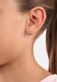 Orecchino a lobo in argento con design rettangolare e vivaci dettagli in smalto floreale. Superficie liscia con particolare di attacco visibile.