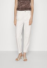 Jeans de ganga brancos com um corte relaxado e reto, apresentando fecho de correr e design de cinco bolsos. Textura suave, estilo casual.