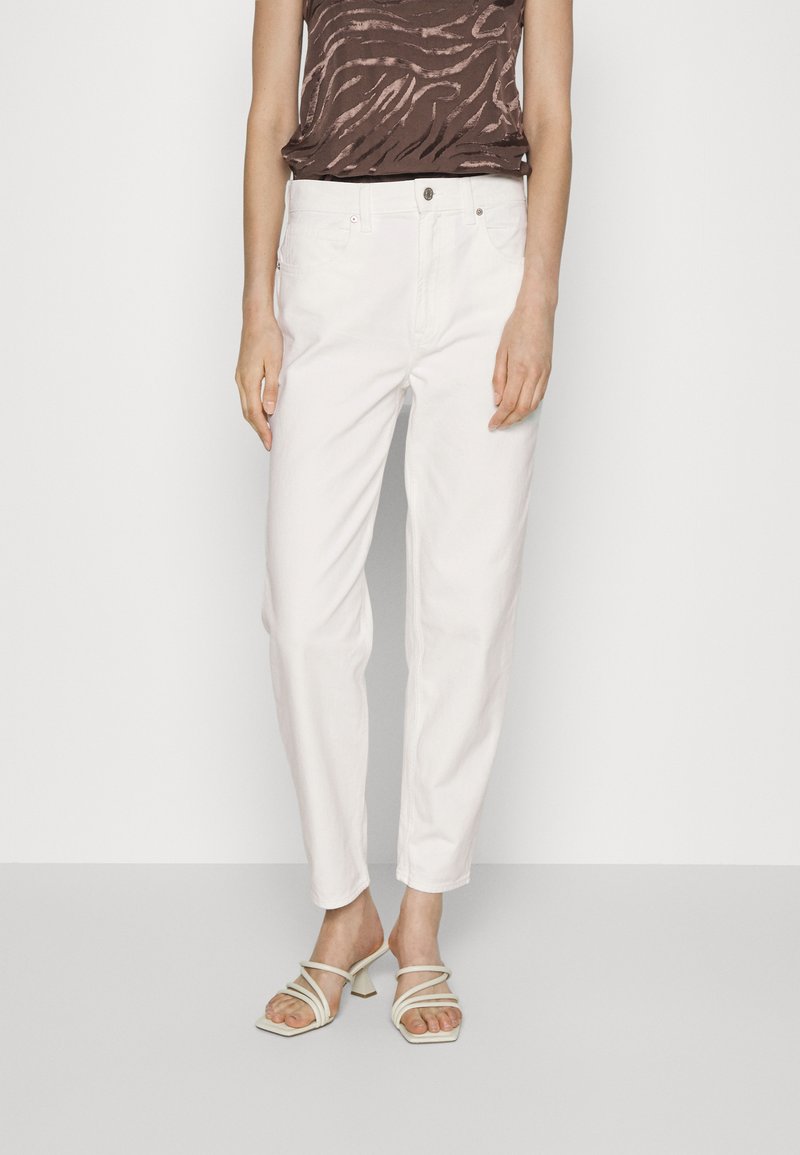 Jeans de ganga brancos com um corte relaxado e reto, apresentando fecho de correr e design de cinco bolsos. Textura suave, estilo casual.