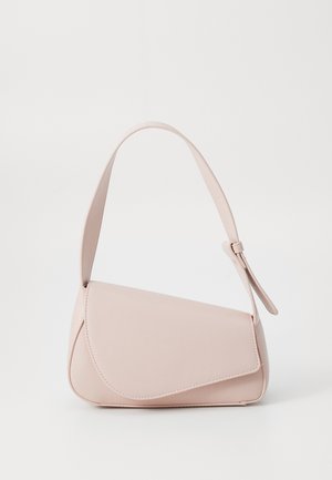 Borsa a tracolla in ecopelle rosa con forma strutturata, pattina a ribalta e una tracolla sottile e regolabile. Texture liscia con design minimalista.
