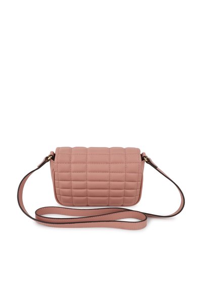 Sac bandoulière en simili cuir rose matelassé, de forme arrondie, avec une base plate et une bandoulière réglable. Des accents en métal doré ajoutent du détail.