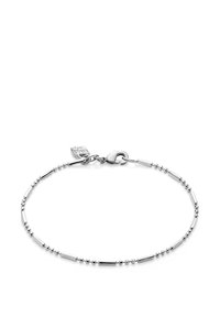 Pulsera de plata que presenta una combinación de cuentas alargadas y redondas, con un cierre de langosta y un pequeño encanto adjunto.