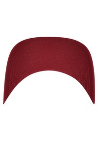 Rode katoenen helm met een afgeronde vorm, gekenmerkt door gestikte details langs de rand en een gladde textuur. Geen verstelbare band aanwezig.