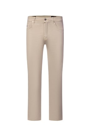 Beige gerade geschnittene Hose mit Frontknopf, Reißverschluss, Gürtelschlaufen und zwei Vordertaschen auf weißem Hintergrund.