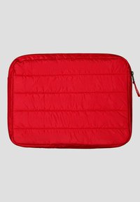Sleeve per laptop imbottito rosso, forma rettangolare, presenta una texture trapuntata con cuciture orizzontali, chiusura con zip e una piccola linguetta.