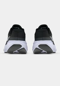 Μαύρα αθλητικά παπούτσια με κομψό σχεδιασμό, λευκή σόλα, υφασμένο επάνω μέρος και έντονη δομή στη φτέρνα για υποστήριξη και σταθερότητα.