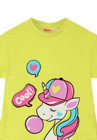 Camiseta amarilla neón con un unicornio de dibujo animado que lleva una gorra rosa, corazones azules y un globo de diálogo que dice "¡Genial!" en rosa.
