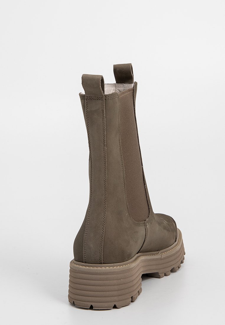 Stiefeletten aus braunem Wildleder mit elastischen Seitenpaneelen und einer robusten, strukturierten Sohle für zusätzliche Traktion und Höhe.