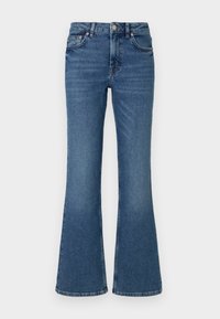 Jeans azul estilo boca de sino feitos de denim, com uma cintura de altura média, bolsos frontais e um acabamento desbotado, apresentando costuras visíveis ao longo das costuras.