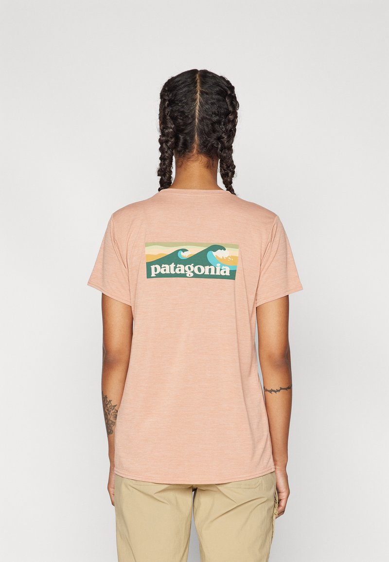 Patagonia DAILY GRAPHIC WATERS - T-skjorte til trening - terra pink
