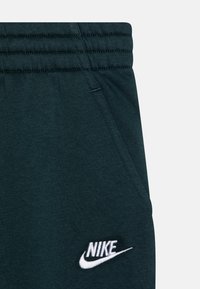 Nike Sportswear CLUB UNISEX - Träningsbyxor - deep jungle/white