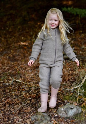 Gray fleece zip-up suit and light pink rubber boots. The suit has a smooth texture and cuffed sleeves, ideal for outdoor wear.