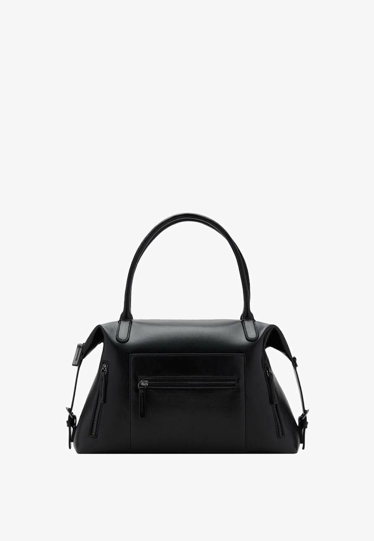 Črna usnjena torbica z zasnovano obliko. Ima zgornji ročaj, zunanje žep z zadrgo in dve stranski zadrgi za dodatno shranjevanje.