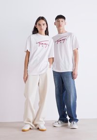 Tommy Jeans SIGNATURE TWIST TEE UNISEX - Tričko s potlačou - white