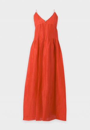 Rochie maxi roșie fără mâneci, cu bretele subțiri, corset plisat cu fermoar frontal și fustă fluidă pe un fundal simplu, deschis.