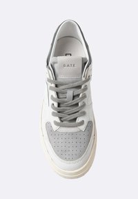 Sneaker bianco e grigio con punta perforata, lacci grigi, linguetta imbottita con il logo "D.A.T.E." e suola beige chiaro, vista dall'alto.