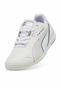 Bílé sportovní boty s perforovaným designem, modrými akcenty a šedými prvky. Zaoblená špička a měkký texturovaný svršek pro pohodlí.