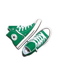 Zelené športové tenisky Converse All Star s vysokým strihom, bielymi šnúrkami a gumovou podrážkou, položené na bielom pozadí.