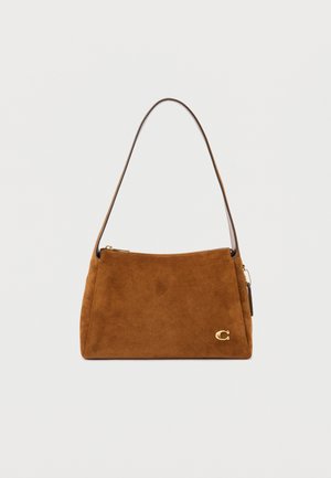 Borsa a spalla in suede marrone con una sottile tracolla, zip dorata e piccolo logo "C" dorato nell'angolo in basso a destra.