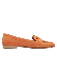 Mocassino in suede arancione con punta arrotondata, piccolo dettaglio a fiocco sul tallone e suola piatta. Texture liscia con minimi dettagli di cucitura.