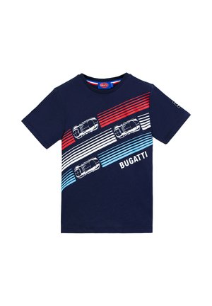 T-shirt blu navy a maniche corte con strisce diagonali rosse, bianche e blu, contorni bianchi di auto e scritta "BUGATTI" sul davanti.
