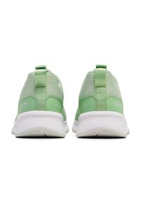 Zielone buty sportowe z teksturowaną siateczką na górze, zaokrąglonym noskiem i białą podeszwą. Posiadają tkaninową pętlę na pięcie ułatwiającą zakładanie.