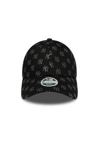 Gorra negra con un patrón repetido de logotipo gris, visera curvada y una correa ajustable en la parte posterior. Fabricada con tela duradera.