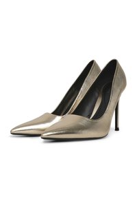 Scarpe con tacco a spillo di colore oro metallico, con punta affusolata e tacco sottile, caratterizzate da una texture liscia e un design elegante. Fodera interna nera.