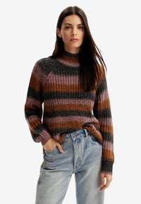 Maglione lavorato a maglia con colletto alto, caratterizzato da righe orizzontali in tonalità di nero, arancione e rosa. Vestibilità ampia, polsini a costine e tessuto testurizzato.
