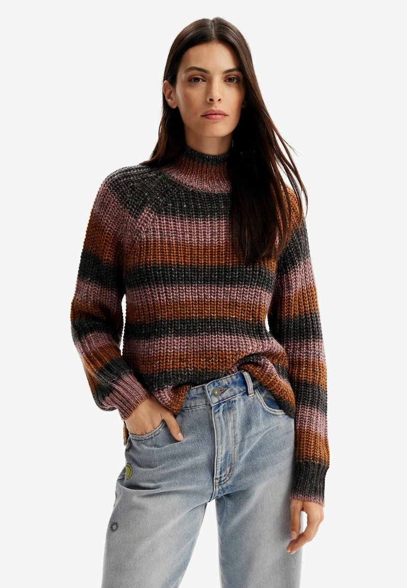 Maglione lavorato a maglia con colletto alto, caratterizzato da righe orizzontali in tonalità di nero, arancione e rosa. Vestibilità ampia, polsini a costine e tessuto testurizzato.