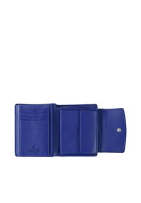 Portafoglio bifold in pelle blu con più slot per carte, un comparto centrale e chiusura a scatto. Texture liscia, design semplice e senza motivi visibili.