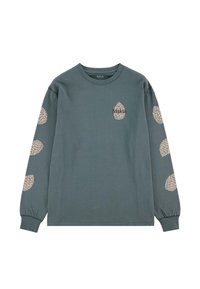 Zelena majica s dugim rukavima izrađena od pamuka, s bež grafikom šišarke na rukavima i malim logotipom na prsima.