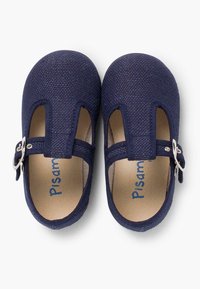 Zapatos de tejido azul marino con acabado texturizado, punta redondeada, tira con hebilla y diseño recortado en los laterales. La plantilla interior tiene un logotipo impreso.