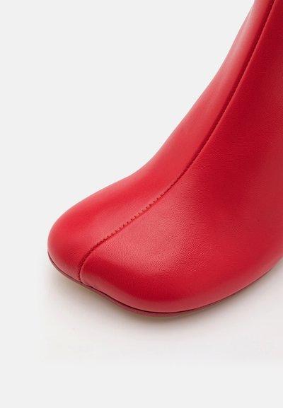 MM6 Maison Margiela Botas clássicas de cano curto - fiery red