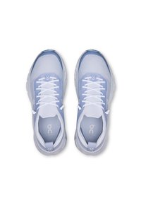 Baskets de sport bleu clair avec un dessus en mesh respirant, des superpositions lisses et des lacets blancs. Le design comprend une semelle rembourrée pour plus de confort.