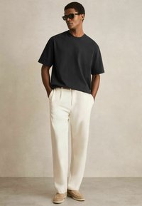 Reiss REGULAR FIT - NOMO GARMENT-DYED - Paprasti marškinėliai - washed black