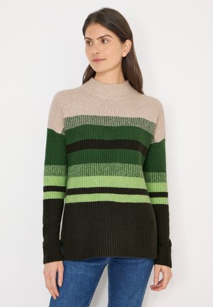 Pull en tricot avec des rayures horizontales beige, vert foncé, vert clair et noir. Col haut et texture côtelée. Manches longues.
