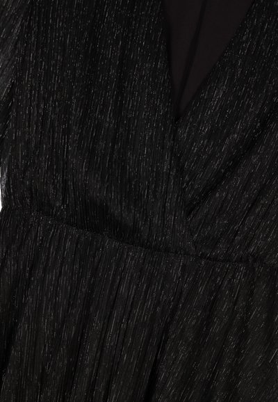 Abito nero con un tessuto testurizzato e scintillante, caratterizzato da sottili pieghe verticali, una profonda scollatura a V e arricciature in vita per una silhouette aderente.