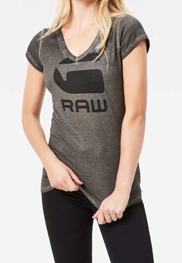 Camiseta de cuello en V gris oscuro con un gran logo negro "RAW" en el frente. Mangas cortas y un diseño ajustado con material suave.