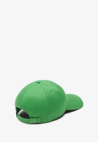 Gorra de béisbol verde hecha de tela, con una corona redondeada, visera curva y correa ajustable en la parte posterior con detalles de logo.