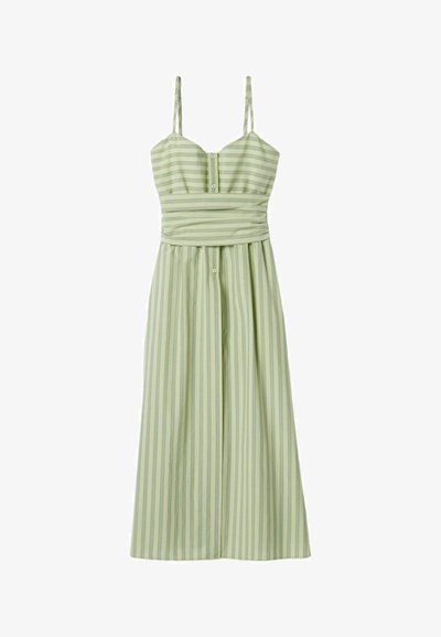 Robe d'été verte à rayures avec des bretelles spaghetti, un corsage ajusté et une jupe froncée. Présente des détails de boutons à l'avant et une texture douce.