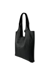 Zwarte leren totebag met een gestructureerd oppervlak, langwerpige vorm en twee stevige schouderbanden. Minimalistisch ontwerp, geen zichtbare hardware.