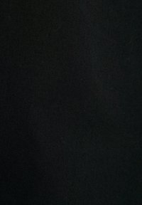 Textil din material textil negru cu o textură netedă, culoare uniformă și fără modele sau embellishments vizibile. Potrivit pentru diverse aplicații.