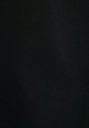 Czarna tkanina o gładkiej fakturze, jednolitym kolorze i bez widocznych wzorów czy ozdób. Odpowiednia do różnych zastosowań.