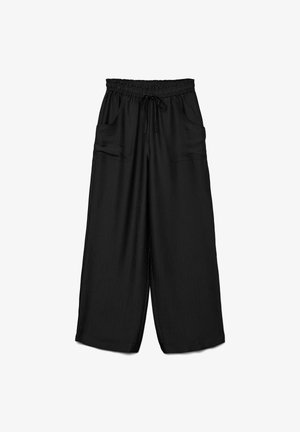 Mustad laiad pükse elastse vöökoha ja paelaga. Omab kahte eesmist taskut ja tekstureeritud kangast.