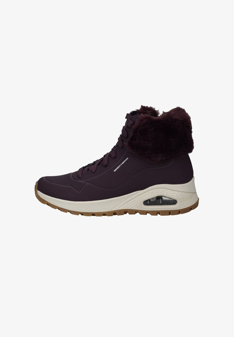 Lila magasszárú sneaker műszőrme gallérral, texturált gumi talppal és légpárnás sarokkal. Fűzős kialakítás perforált részletekkel.