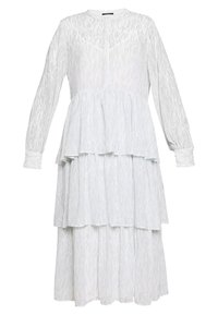 Vestido blanco de capas con mangas largas y cuello redondo, que presenta un sutil patrón texturizado, puños con botones y un dobladillo fluido.