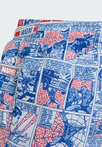 Boxerky s tématikou Marvel komiksov, ktoré majú modro-červenú potlač zobrazujúcu komiksové panely s postavami a textom na bielom látkovom pozadí.