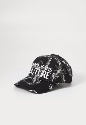 Czarna czapka baseballowa z białymi abstrakcyjnymi wzorami i pogrubionym białym napisem „Versace Jeans Couture” na przednim panelu.